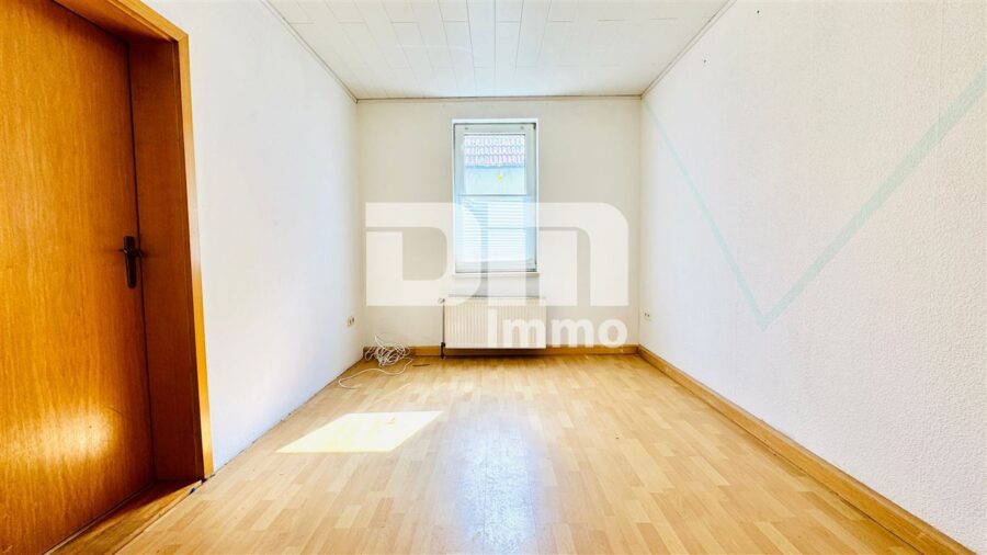 Einzigartiges Immobilien-Ensemble: Zwei Wohnhäuser MFH + EFH mit Halle auf ca. 5.300 m² Grundstück - Haus 2 EG Schlafzimmer